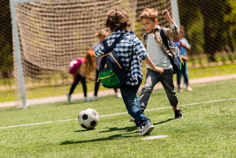 Niños disfrutando de un campamento de verano
